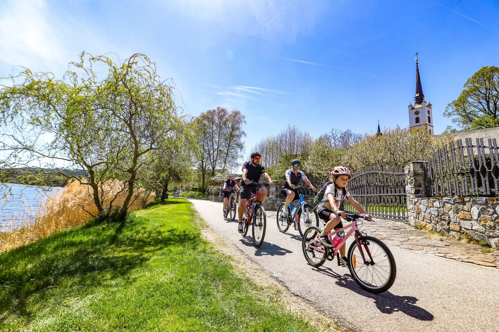 Ideální poloha půjčovny u Jezerní cyklostezky a cyklo-přívozu Image